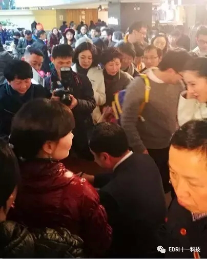 15-讀者排隊(duì)等候簽名，把趙振元圍得水泄不通.webp.jpg