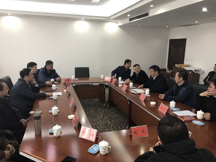 11-鞏義市委書記袁三軍、市人大主任李明楨、市政協(xié)主席談得勝、市委常委、市委辦主任朱軍、副市長劉軍杰、鞏東新區(qū)副主任劉亞濤等與太極實(shí)業(yè)董事長、十一科技法人代表趙振元、余才志、陳昌、何斌、趙斌、張松濤、趙遠(yuǎn)遠(yuǎn)、魏靜等會(huì)談.jpg