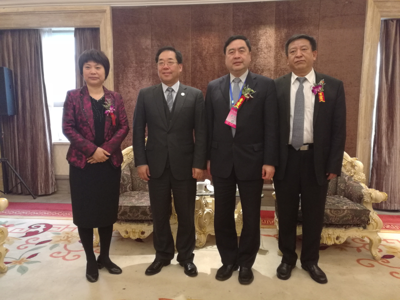 9-趙振元與袁三軍（右一）、孫淑芳（左一）、李中航（左二）親切合影.jpg